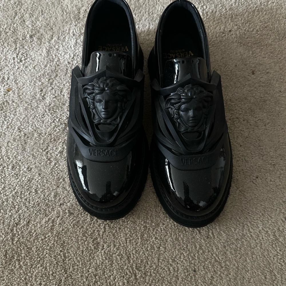 Versace shoe worn twice in perfect condition
